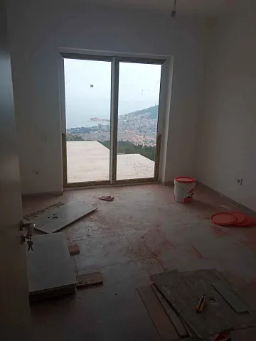 Ein Häuserkomplex mit Swimmingpool in der Nähe von Budva — photo 7