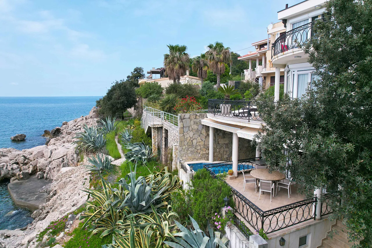A luxurious villa with swimming pool in Utjeha
