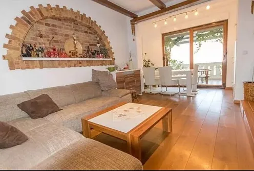 # 6851 Wohnung mit Hof in Savina, 160 m², Brüder Grakalica