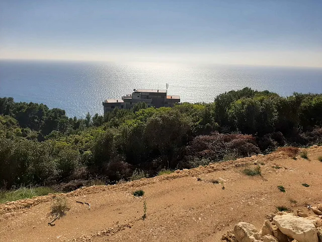 Baugrundstücke mit Panoramablick auf das Meer in Ulcinj.