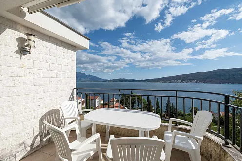 Wohnung zum Verkauf in Herceg Novi mit Meerblick