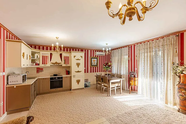 Dreistöckiges Haus mit drei Schlafzimmern, 176 m², Lastva