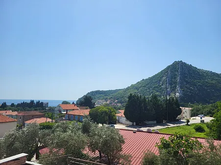 Hotel mit 16 Apartments in Buljarica
