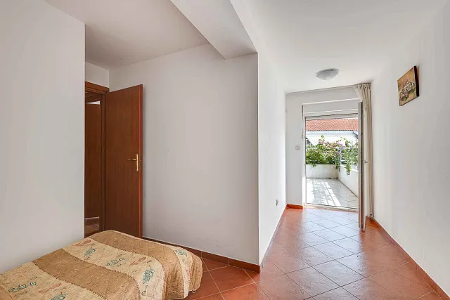 Geräumige 2-Zimmer-Wohnung mit Terrasse nahe dem Zentrum von Budva — photo 8