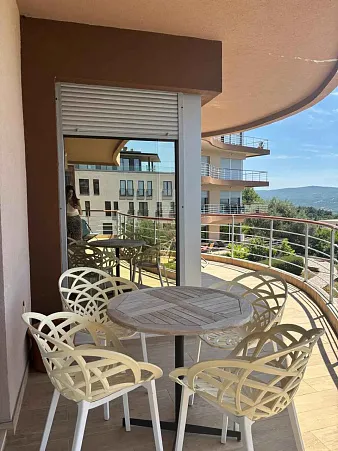 Zu verkaufen: Großzügige, voll möblierte Wohnung mit Meerblick — photo 2