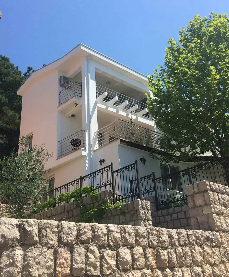 Apartments in Villa mit Meerblick in Shushan