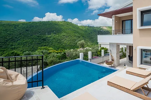 Villa mit Pool in Ivanovici in Budva