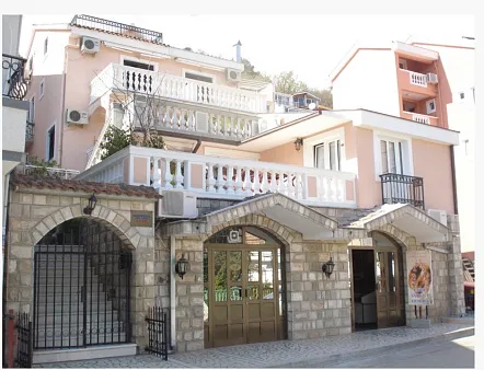 Villa-Hotel am Meer in Becici