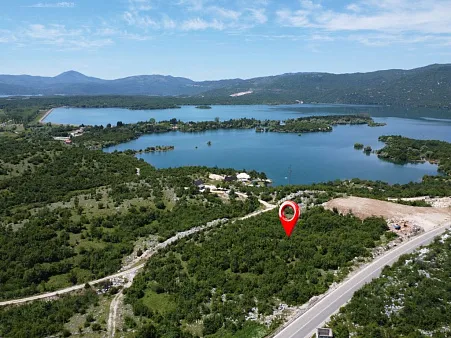 Urbanisiertes Grundstück von 53800 m² mit technischen Bedingungen
