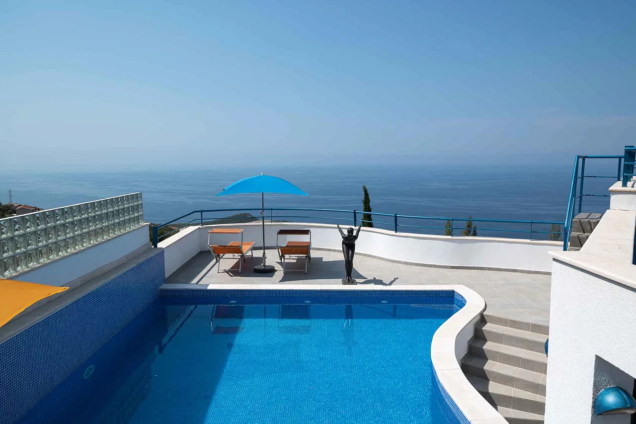 Luxuriöse Investitionsvilla in Blizikuće – 3 Apartments, Pool & 120 m² Dachterrassen