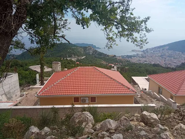 Ein Häuserkomplex mit Swimmingpool in der Nähe von Budva