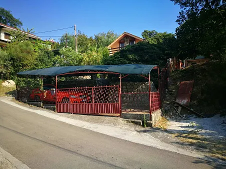 Haus mit Garage und großer Terrasse in Jurmani