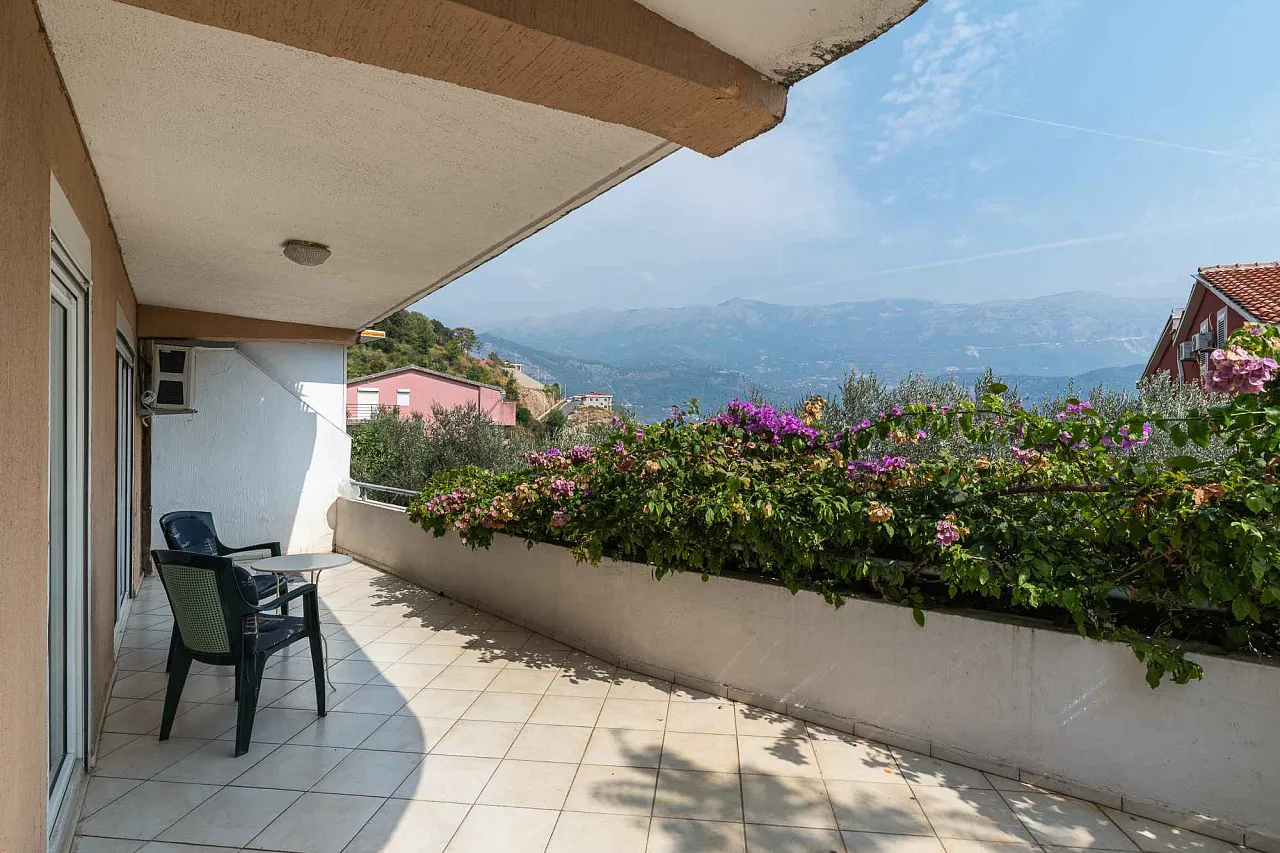 Geräumige 2-Zimmer-Wohnung mit Terrasse nahe dem Zentrum von Budva