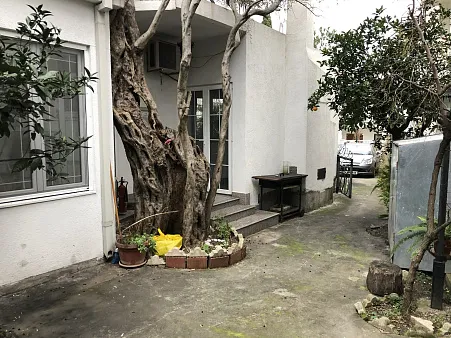Three-bedroom apartment with three apartments on the side