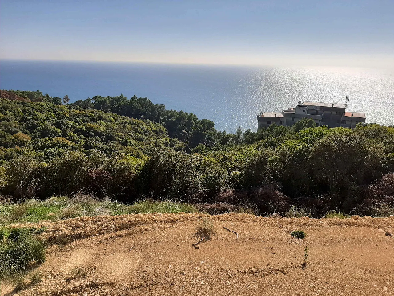 Baugrundstücke mit Panoramablick auf das Meer in Ulcinj.