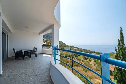 Luxuriöse Investitionsvilla in Blizikuće – 3 Apartments, Pool & 120 m² Dachterrassen — photo 2