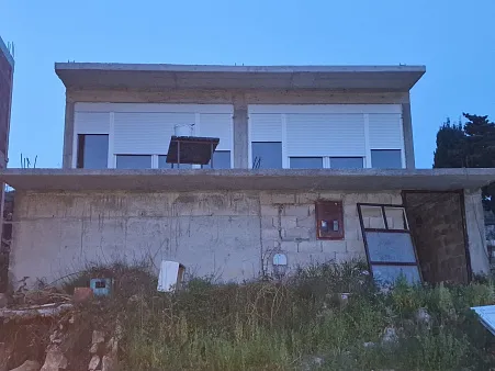 Unfertiges Haus im malerischen Ort Krimovica