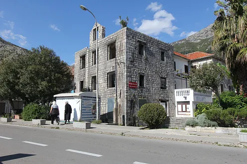 Ruin house in Risan at seafront