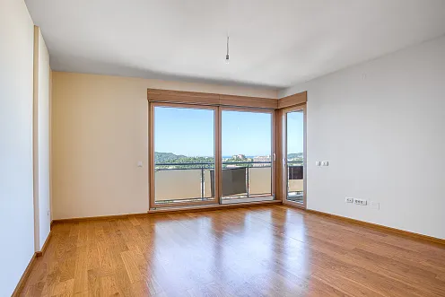 Bečići 67 m² Wohnung mit Meerblick, 2 Schlafzimmer und Terrasse