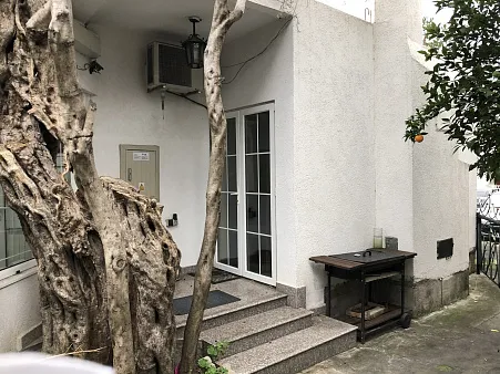 Three-bedroom apartment with three apartments on the side