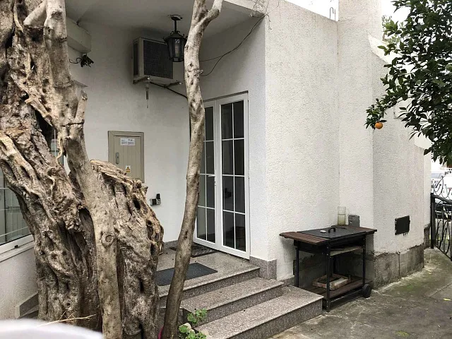 Three-bedroom apartment with three apartments on the side