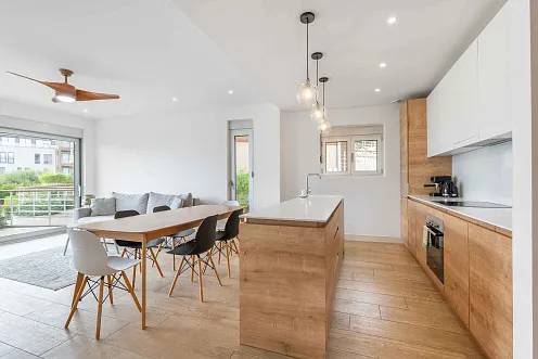 Zu verkaufen: Großzügige 3-Zimmer-Wohnung mit Meerblick und 40 m² großer Terrasse