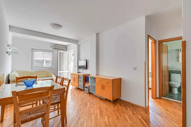 Apartment mit einem Schlafzimmer in Rafailovici in der Nähe des Meeres
