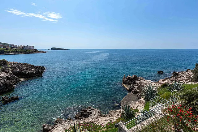 A luxurious villa with swimming pool in Utjeha — photo 9
