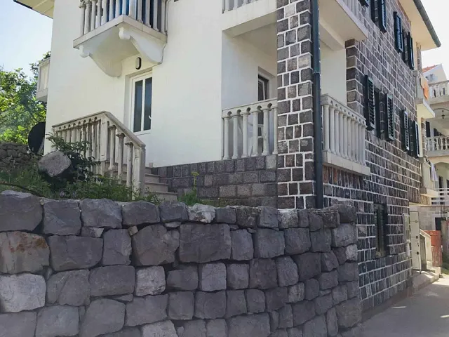 Haus in der zweiten Reihe in Krasici — photo 5
