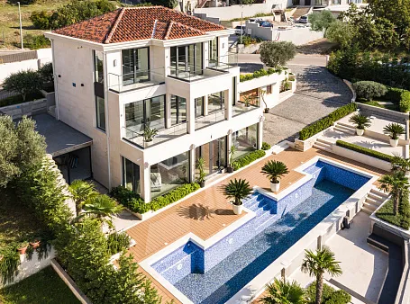 Zum Verkauf steht eine moderne Villa mit Pool in Blizikuc