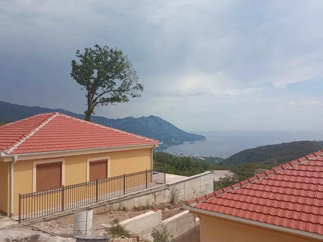 Ein Häuserkomplex mit Swimmingpool in der Nähe von Budva