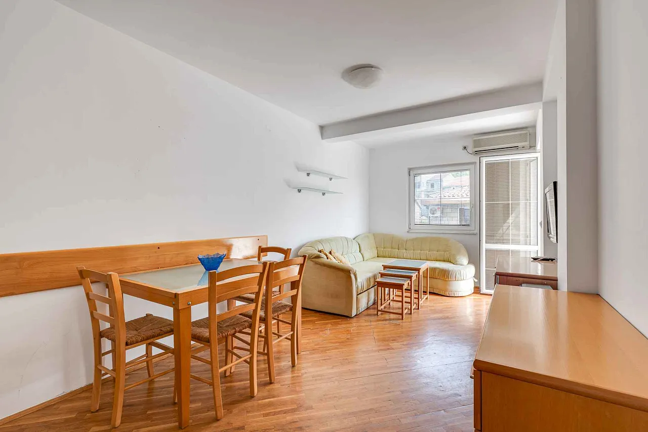 Apartment mit einem Schlafzimmer in Rafailovici in der Nähe des Meeres