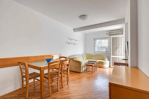 Apartment mit einem Schlafzimmer in Rafailovici in der Nähe des Meeres