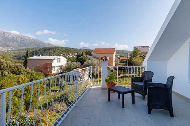 Green Area & Mountain Views: Your Dream Home — photo 12