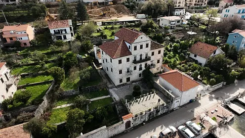 Steinpalast – Eine Berührung deGeschichte am Ufer der Bucht von Kotor