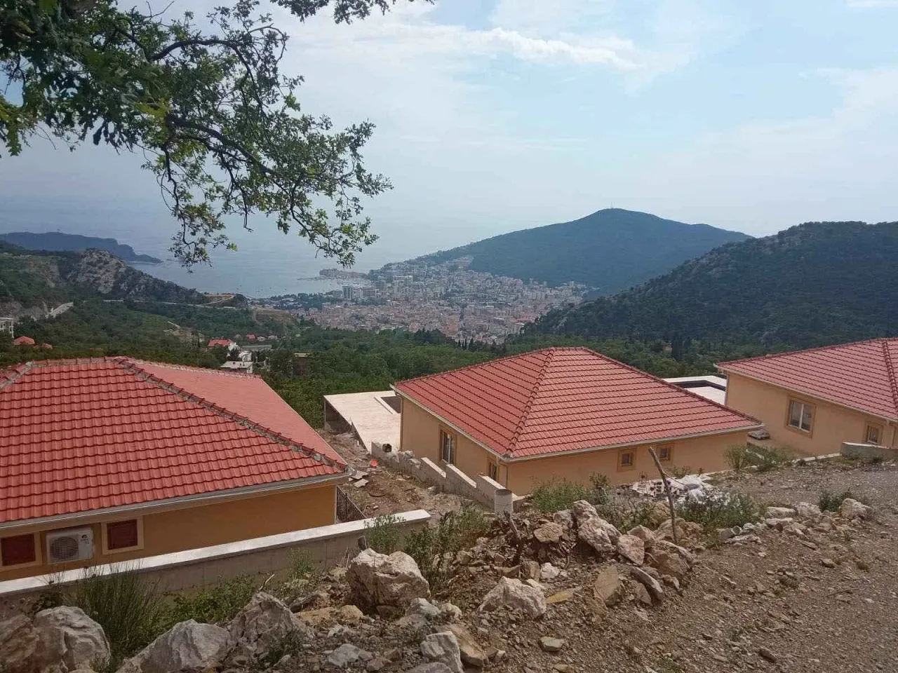 Ein Häuserkomplex mit Swimmingpool in der Nähe von Budva