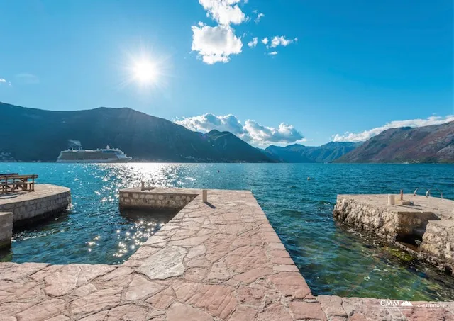 Dreistöckiges Haus in erster Linie in Kotor, Dobrota