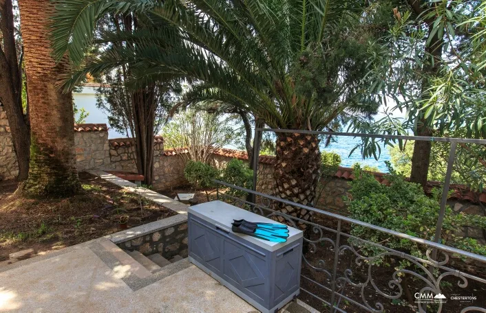 Dreistöckige Villa mit eigenem Zugang zum Meer