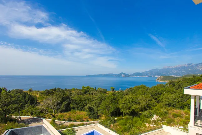 Zwei prächtige Villen, exquisit gestaltet und mit unvergleichlichem Blick auf das glitzernde Meer.