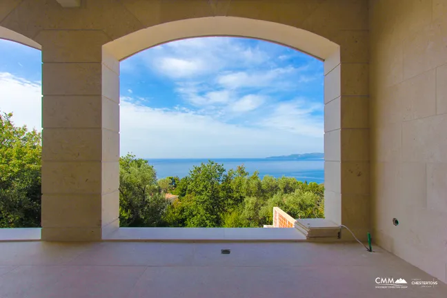 Zwei prächtige Villen, exquisit gestaltet und mit unvergleichlichem Blick auf das glitzernde Meer.