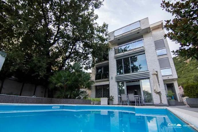 Luxusvilla mit Pool in Budva