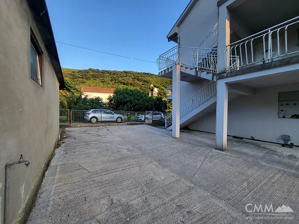 Haus mit 10 Wohnungen in Herceg Novi, Zelenika