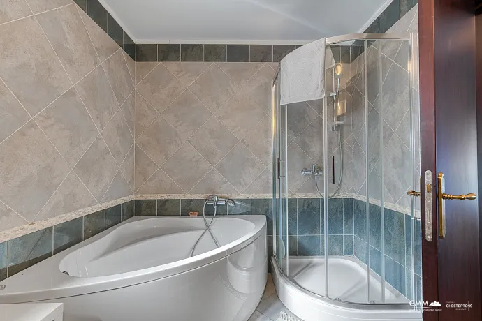 Prächtige Villa mit Kamin in erster Reihe mit Blick auf die Bucht von Kotor