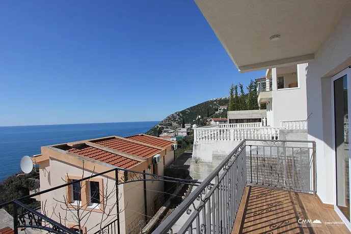 Modernes Haus mit Panoramablick auf das Meer