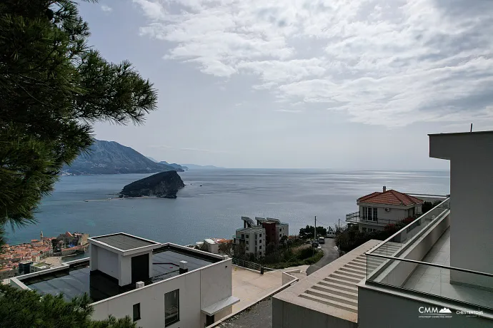 Luxuriöse Neubauvilla mit Panoramablick auf das Meer und die Altstadt von Budva
