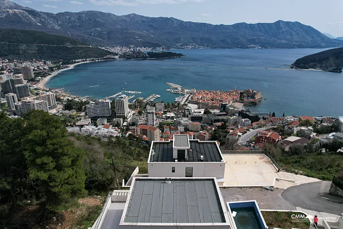 Luxuriöse Neubauvilla mit Panoramablick auf das Meer und die Altstadt von Budva