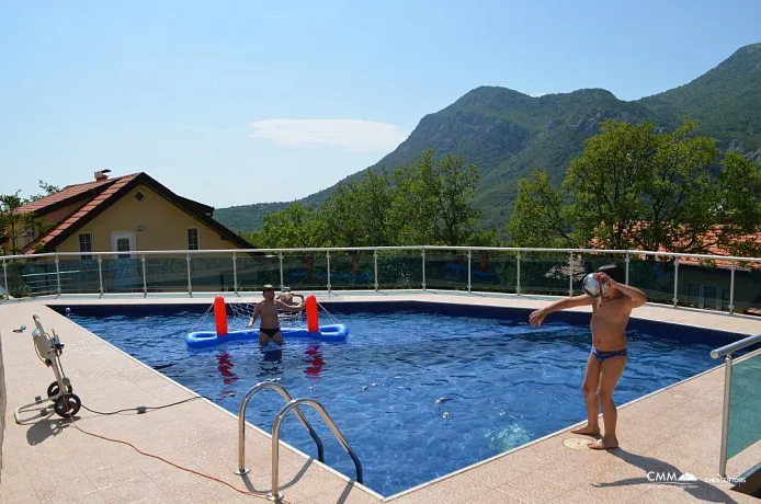 Reihenhaus mit Bergblick in Bar