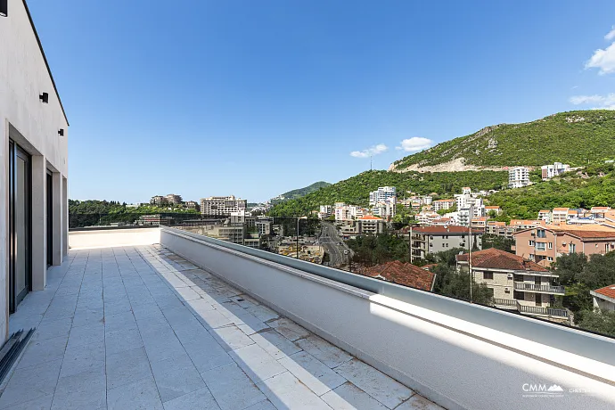 Penthouse in einem Neubau in Becici in der Nähe des Meeres