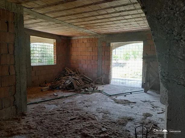 Haus zum Verkauf mit großem Grundstück in Cetinje