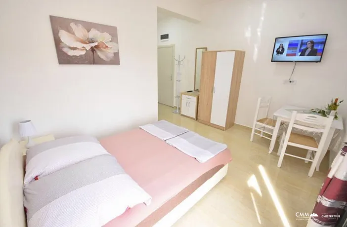 Zum Verkauf steht ein geräumiges Haus in Meljine in der Nähe des Meeres